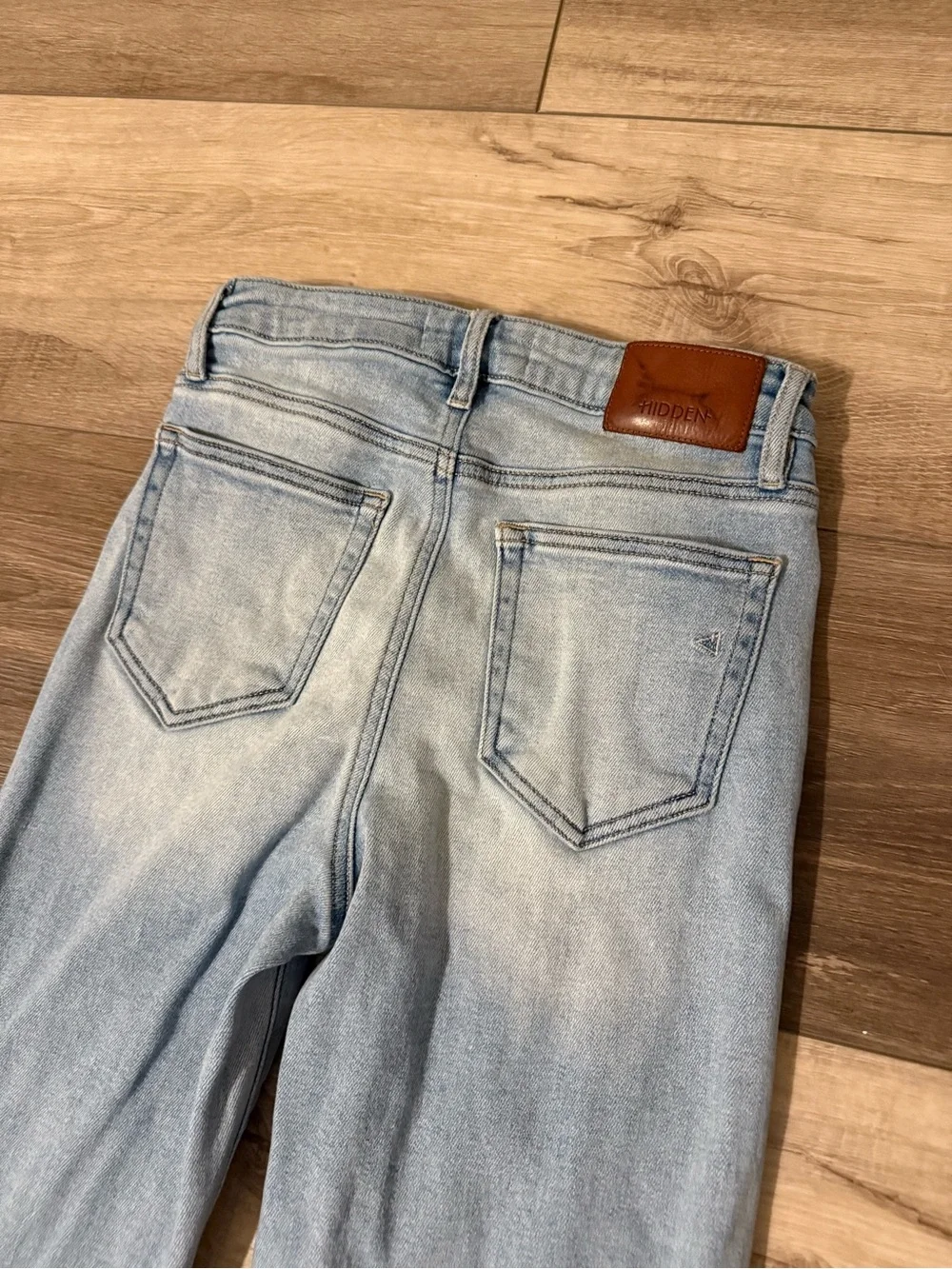 Light Wash Straight Leg Women’s Jeans with Frayed Hem